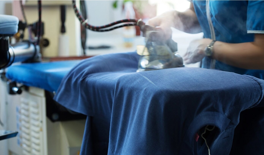 Hoe verwijder ik vlekken uit mijn stropdas?